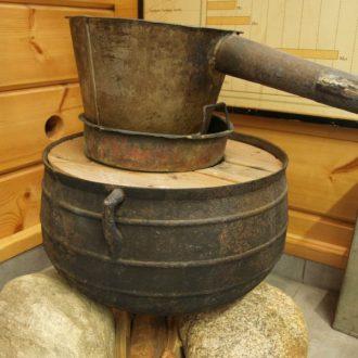 Vanha viinapannu | Old pot for producing liquor | Gamla kruka för att producera sprit | Старый горшок для производства ликера