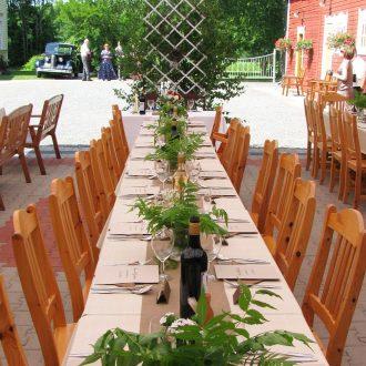 Juhlapöytä Trahteerin terassilla | Festive table on terrace of Trahteeri | Festligt bord på terrassen av Trahteeri | Праздничный стол на террасе Trahteeri